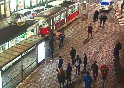 Иностранец в одних трусах донимал пассажиров в центре Праги: видео - vinegret.cz - Чехия - Прага