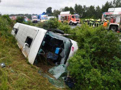 В Германии перевернулся автобус, пострадали 19 человек - unn.com.ua - Австрия - Норвегия - Украина - Киев - Германия - Нью-Йорк