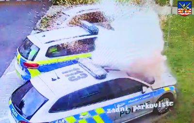 В Чехии мужчина подорвал полицейскую машину самодельной бомбой: видео - vinegret.cz - Чехия