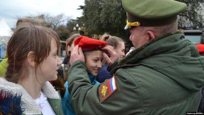 "Жизнь по расписанию и изучение военного дела": подробности о "бесплатном" оздоровлении детей Донбасса - vchaspik.ua - Москва - Россия - Украина - ДНР - Донецк