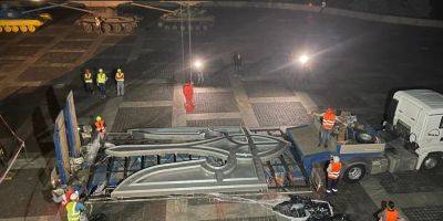 Исторический момент. Рабочие начали поднимать тризуба на щит монумента Родина-мать — видео - nv.ua - Украина - Киев