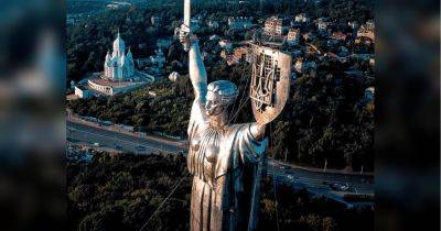 Ян Доброносов - Величественный миг: на монументе «Родина — Мать» установили герб Украины - fakty.ua - Украина - Киев - Полтава