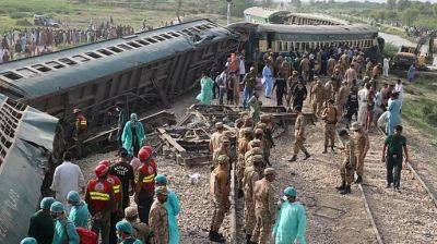 В Пакистане с рельсов сошел поезд: 30 погибших, 100 раненых - pravda.com.ua - Пакистан - Карачи