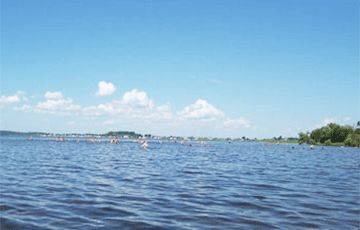 На озере Дривяты сильный ветер «угнал» катамаран с семьей - charter97.org - Белоруссия - Витебская обл.