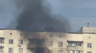 В Киеве бушует пожар в многоэтажке, огонь вырывается из окон: "Держитесь..." - politeka.net - Украина - Киев