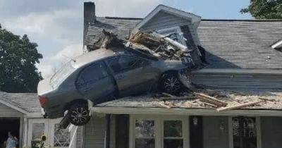 Остался висеть на крыше: автомобиль взлетел в воздух и врезался в жилой дом (фото) - focus.ua - США - Украина - шт.Пенсильвания