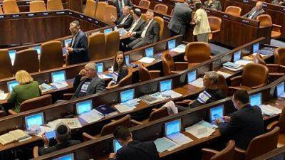 Опрос: коалиция теряет мандаты даже во время парламентских каникул - vesty.co.il - Израиль