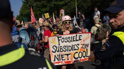 Эко-активисты в Гааге перекрыли "шоссе в климатический ад" - ru.euronews.com - Голландия - Гаага