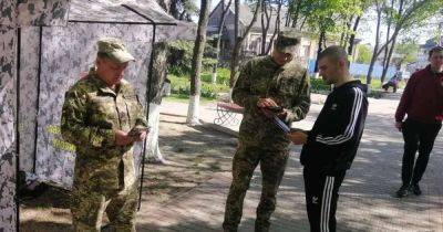 Владимир Зеленский - Мобилизация в Украине: в ТЦК объяснили, почему патрули вручают повестки мужчинам на улицах - focus.ua - Украина - Кременчуг