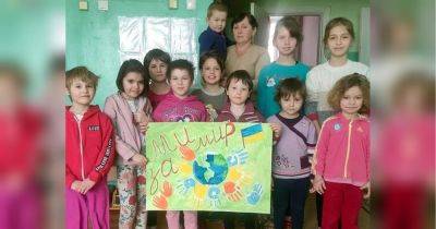 Мужество педагога и 16-летней девочки спасло детей от отправки в россию: флаг, вдохновлявший их в оккупированном городе, передан в музей - fakty.ua - Украина - Херсон