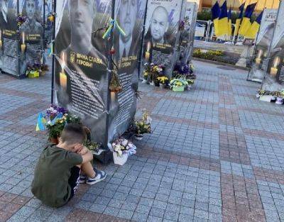 Егор Грин Муха погиб под Бахмутом - фото младшего брата возле стелы - apostrophe.ua - Украина - Лисичанск - Донецкая обл.