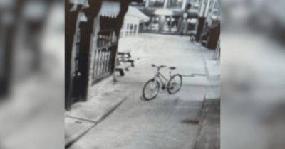 Загадочный случай: "призрачный" велосипед без водителя проехал прямо на улице (видео) - focus.ua - Украина - Англия - Великобритания
