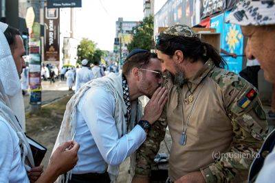 Хасиды в Умани – хасид почтил израильтянина, который воюет за Украину – фото - apostrophe.ua - Украина - Военный