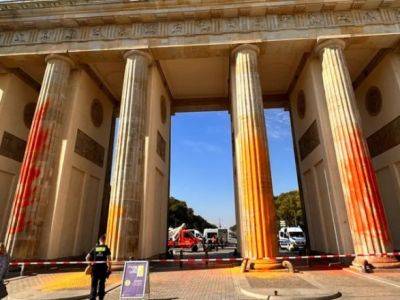 Климатические активисты облили краской Бранденбургские ворота в Берлине - unn.com.ua - Украина - Киев - Германия - Берлин