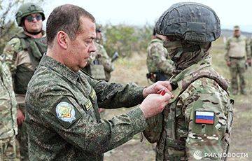 Дмитрий Медведев - Анатольич и военные в масках - charter97.org - Белоруссия