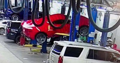 В США новейший Chevrolet Corvette стоимостью более $100 000 упал с подъемника (видео) - focus.ua - США - Украина