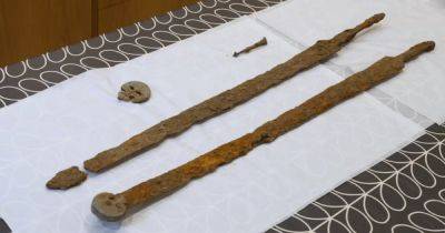 Энтузиаст обнаружил уникальные кавалерийские мечи возрастом почти 2 тыс. лет: в Британии их всего 4 (фото) - focus.ua - Украина - Англия - Римская Империя - Находка