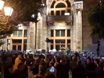 Никол Пашинян - В Армении продолжаются протесты: полиция угрожает применить спецсредства - unn.com.ua - Украина - Киев - Армения - Ереван - Протесты