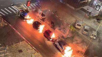 Видео: в Рамле возле многоэтажек сожгли пять машин на глазах у местных жителей - vesty.co.il - Израиль