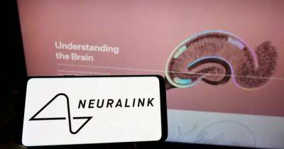 Илон Маск - Илон Маск - Neuralink Маска начинает испытания мозгового чипа на парализованных людях, — Reuters - focus.ua - США - Украина