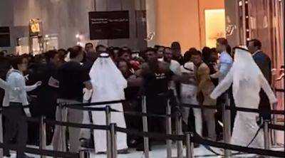 За iPhone 15 люди стоят в огромных очередях – фото и видео из Дубая - apostrophe.ua - Украина - Эмираты - Dubai