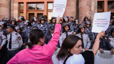 Никола Пашинян - Более 80 человек задержаны на протестах в Ереване - svoboda.org - Россия - Армения - Франция - Азербайджан - Ереван