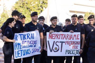 «Мы становимся как шашки»: около 50 работников правопорядка протестовали против реформы СОБ возле Сейма Литвы - obzor.lt - Литва
