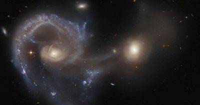 Самые странные галактики во Вселенной: телескоп Хаббл сделал снимок столкновения таких объектов (фото) - focus.ua - Украина