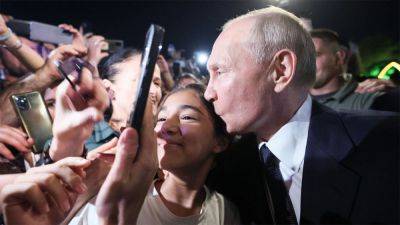 Владимир Путин - Джордж Буш - Это очень тайные знаки: психологи рассказали, почему Путин срывается и начинает при всех целовать детей - hyser.com.ua - Москва - Россия - Украина