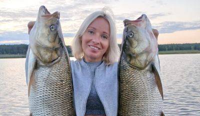 Рыбалка в Киевской области - женщина поймала больших жерехов - фото - apostrophe.ua - Украина - Киевская обл. - район Ужгородский