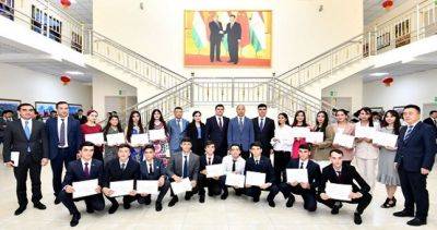 В Душанбе успешным студентам вручили стипендии Посла Китая - dialog.tj - Китай - Душанбе - Таджикистан