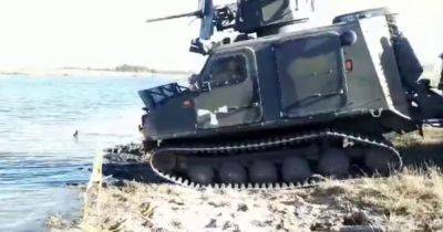 В ВСУ показали, как вездеход BvS 10 Viking с легкостью форсирует реку (видео) - focus.ua - Россия - Украина - Германия - Швеция - Голландия