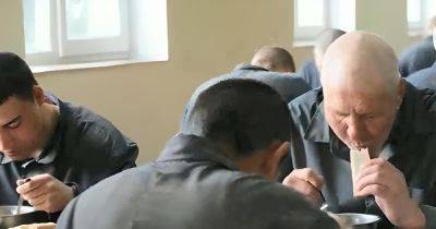 Борщ, каша, салат и никакого сала: чем кормят российских военнопленных - focus.ua - Украина