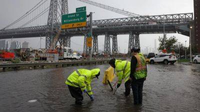 Нью-Йорк затопило из-за ливня, объявлена чрезвычайная ситуация - svoboda.org - Нью-Йорк - Нью-Йорк