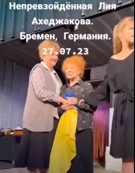 Лия Ахеджакова - Виталий Бородин - Лия Ахеджакова заявила, что украинский флаг попал в ее руки случайно - unn.com.ua - Россия - Украина - Киев