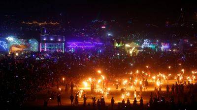 Десятки тысяч людей застряли на фестивале в Неваде из-за ливней - svoboda.org - США - шт. Невада