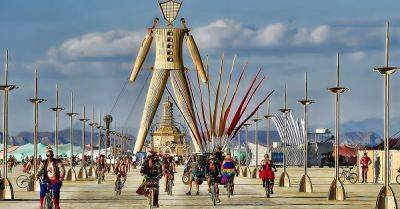 Тысячи участников фестиваля Burning Man заблокированы в пустыне в США из-за дождей - obzor.lt - USA - шт. Невада