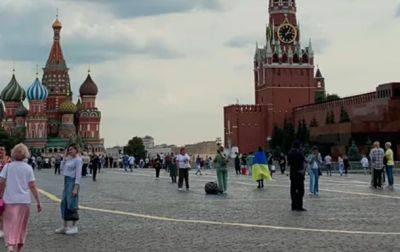 Возле Кремля задержана женщина, завернувшаяся во флаг Украины - korrespondent.net - Москва - Россия - Китай - Украина - Киев