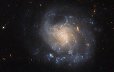 Телескоп Hubble сделал фото спиральной галактики в созвездии Рыбы - korrespondent.net - Украина