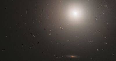 Огромный яркий шар: телескоп Хаббл сделал снимок необычной галактики (фото) - focus.ua - Украина