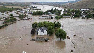 Люди ждут на крышах домов спасения от воды - ru.euronews.com - Греция