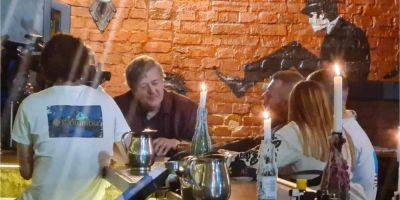 Стивен Фрай - «Киев полон сюрпризов». Стивен Фрай посетил культовый бар Бармендиктат - nv.ua - Украина - Киев - Англия