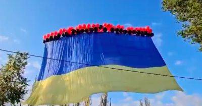 В небе Донецка летает огромный украинский флаг на красно-черных шарах - dsnews.ua - Украина - Донецк - Донецкая обл.