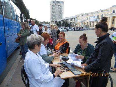 У вокзала в Харькове призывали переходить на сторону здоровья (фото) - objectiv.tv - Харьков