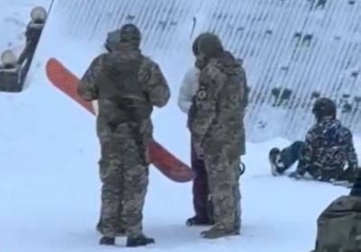С лыжами на службу: ТЦК приехали на популярный горнолыжный курорт в Карпатах. Видео - ukrainianwall.com - Украина