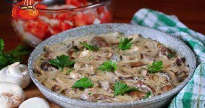 Для семейного ужина: куриная печень с грибами в сливочном соусе - focus.ua - Украина