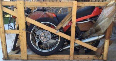 Звезда 80-х: в Украине обнаружили винтажный мотоцикл Jawa в заводской упаковке (фото) - focus.ua - Украина