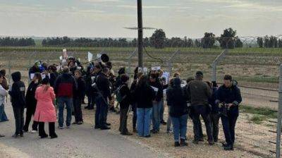 Семьи заложников на границе с Газой пытались докричаться до своих родных: "Держитесь!" - vesty.co.il - Израиль - Тель-Авив