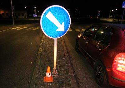 В Чехии пьяный водитель сам вызвал полицию, повредив дорожный знак - vinegret.cz - Чехия