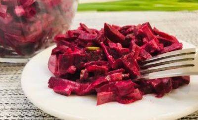 Быстро, просто и бюджетно: рецепт остренького салата из свеклы с яблоками и чесночком - hyser.com.ua - Украина